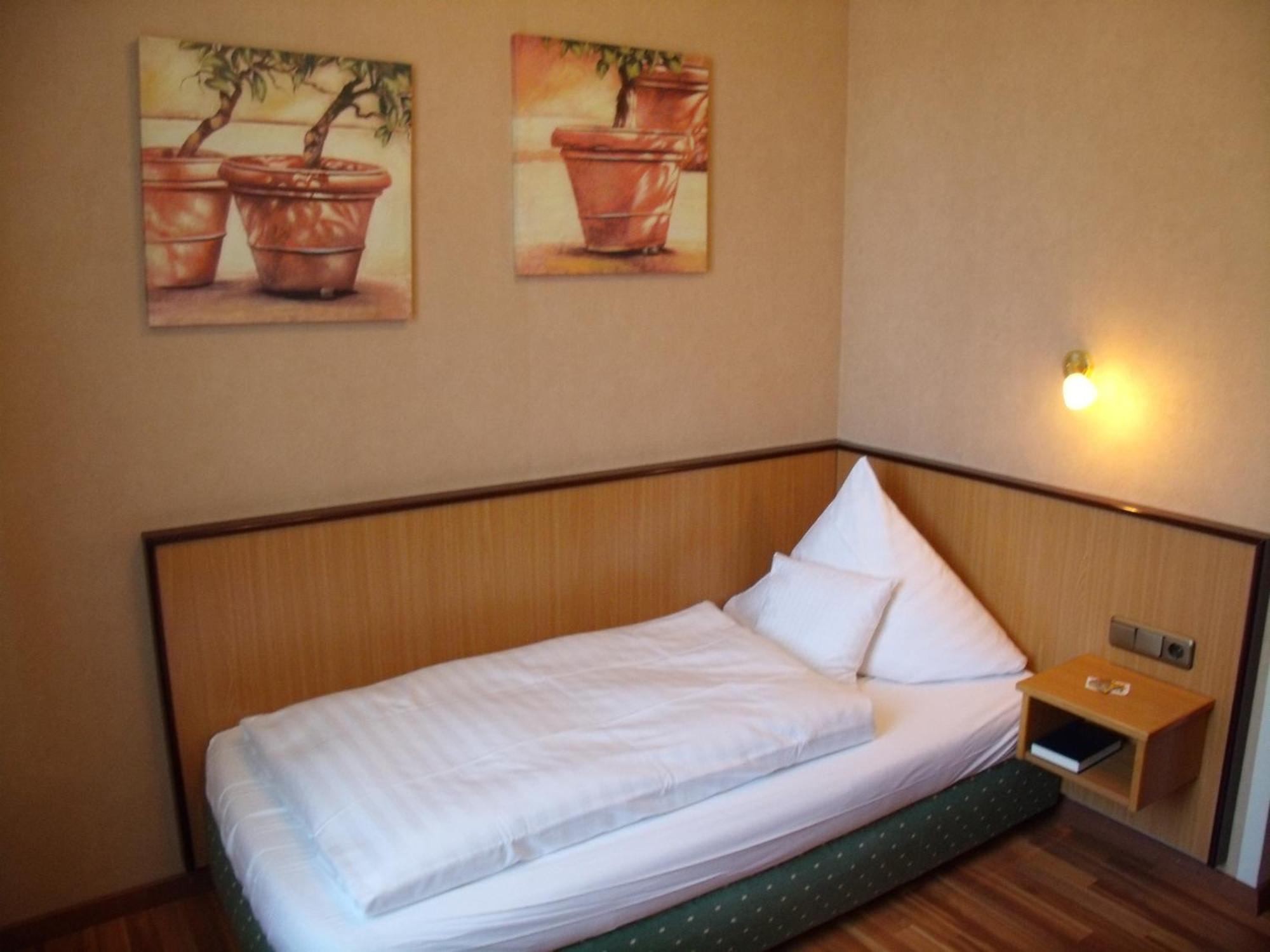 Landhotel Zum Niestetal Ngoại thất bức ảnh